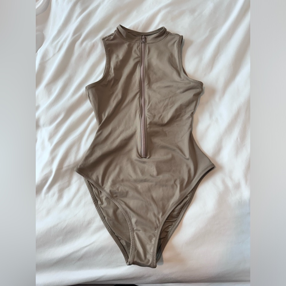 NWT! - SKIMS FRONT ZIP SLEEVELESS ONE PIECE - Desert